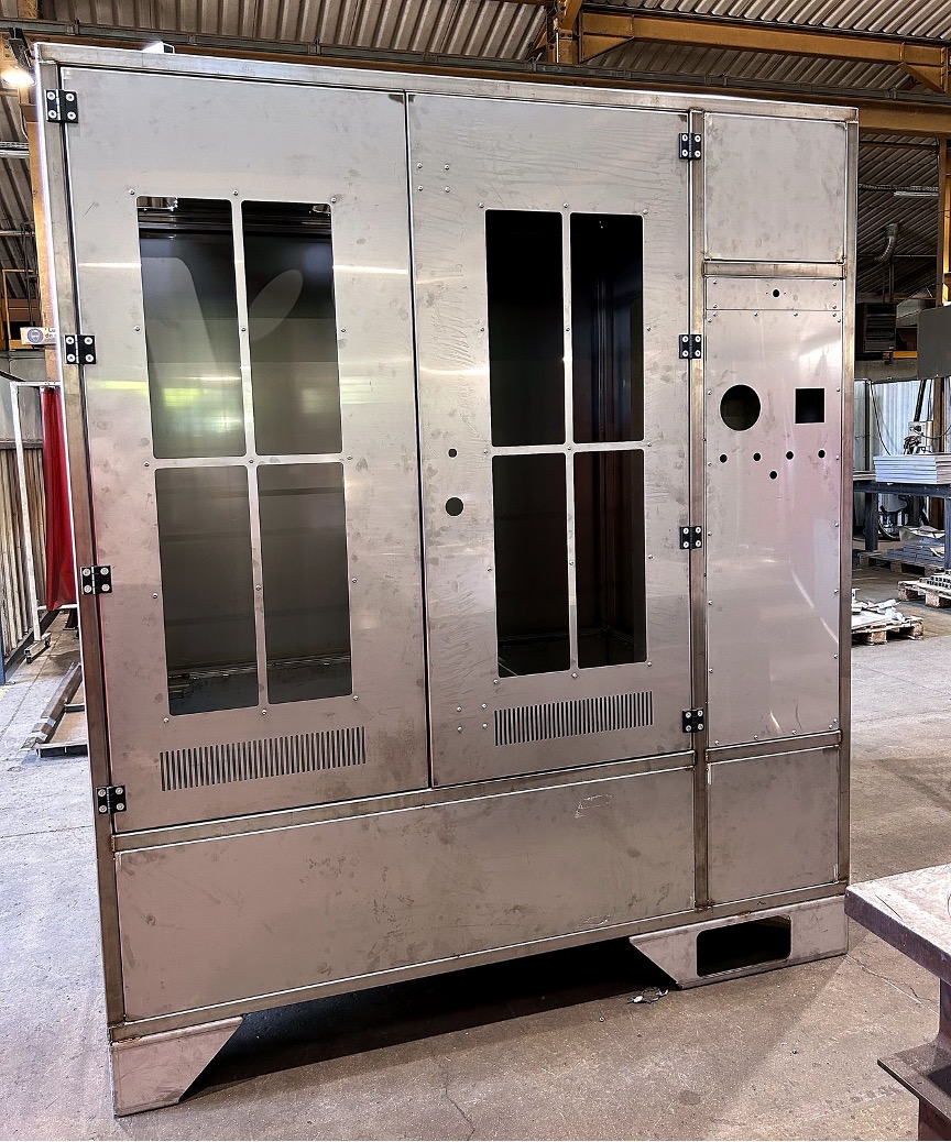 Assemblage des panneaux et des portes de l'armoire Inox